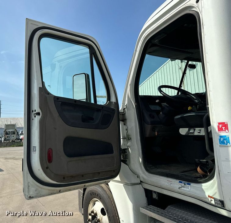 image for item OG9676 2009 Freightliner  Cascadia  semi truck