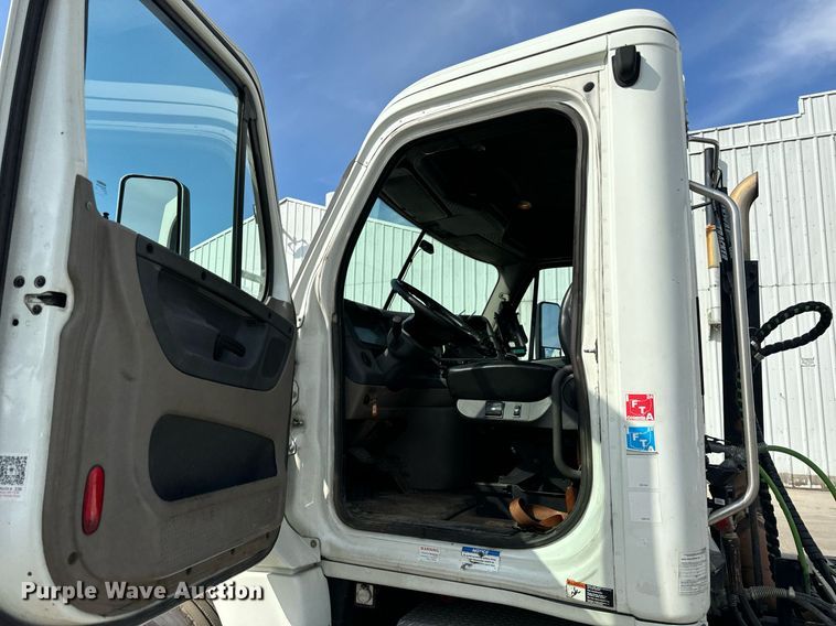 image for item OG9676 2009 Freightliner  Cascadia  semi truck