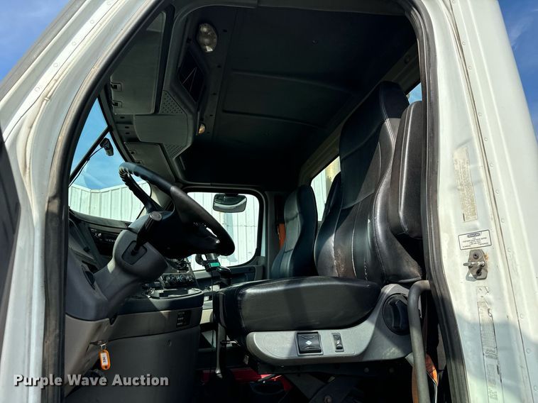 image for item OG9676 2009 Freightliner  Cascadia  semi truck