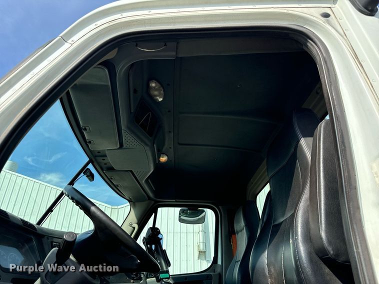 image for item OG9676 2009 Freightliner  Cascadia  semi truck