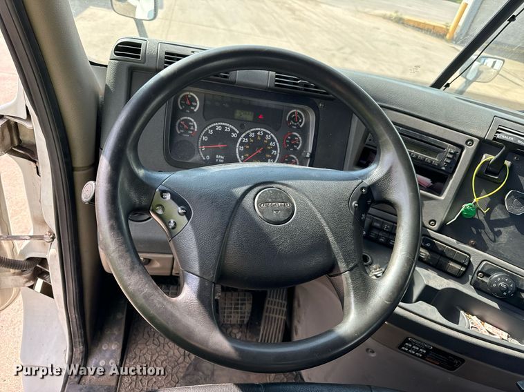 image for item OG9676 2009 Freightliner  Cascadia  semi truck