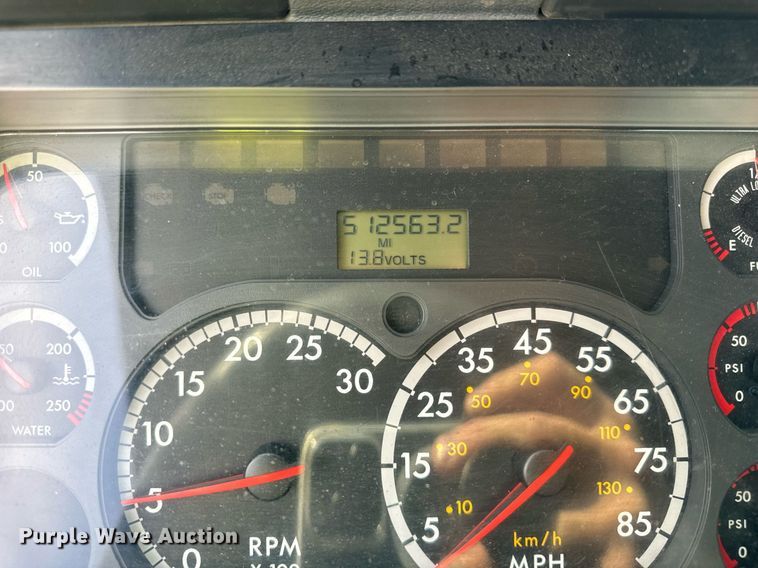 image for item OG9676 2009 Freightliner  Cascadia  semi truck