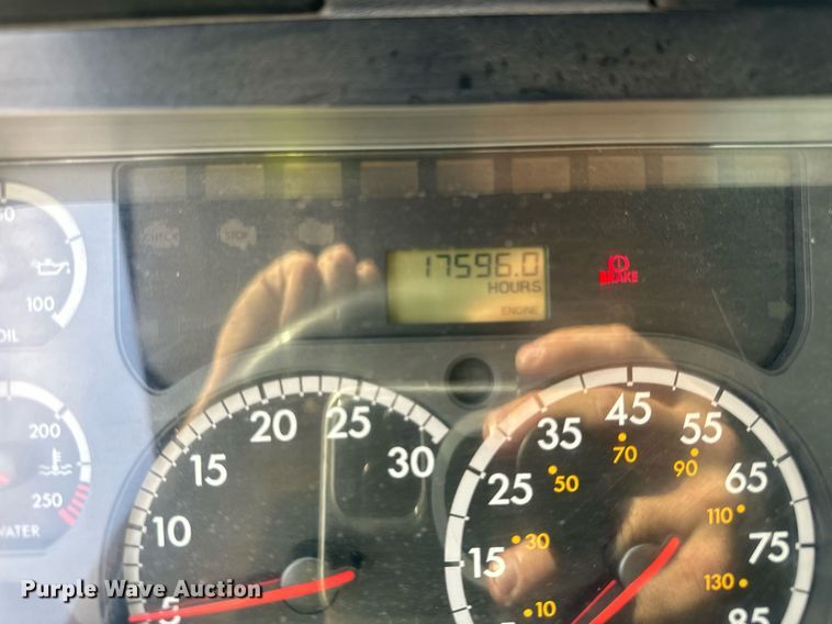 image for item OG9676 2009 Freightliner  Cascadia  semi truck