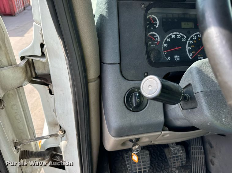 image for item OG9676 2009 Freightliner  Cascadia  semi truck