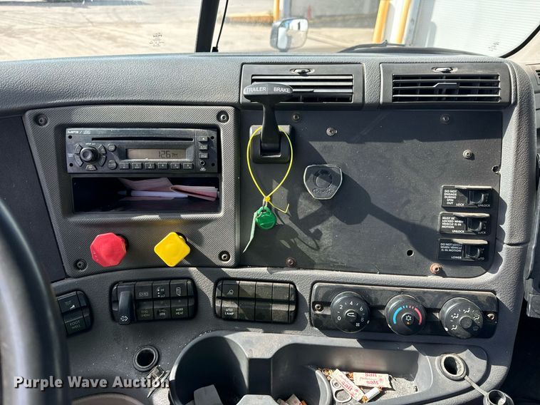 image for item OG9676 2009 Freightliner  Cascadia  semi truck