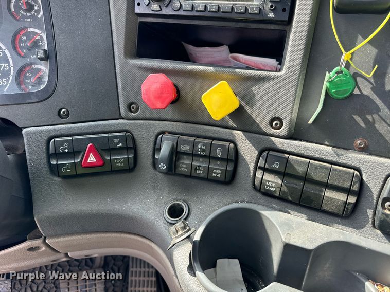 image for item OG9676 2009 Freightliner  Cascadia  semi truck