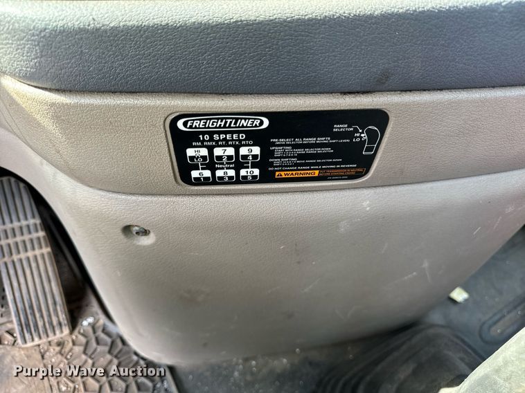 image for item OG9676 2009 Freightliner  Cascadia  semi truck