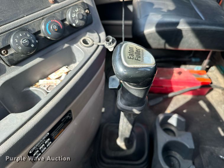 image for item OG9676 2009 Freightliner  Cascadia  semi truck