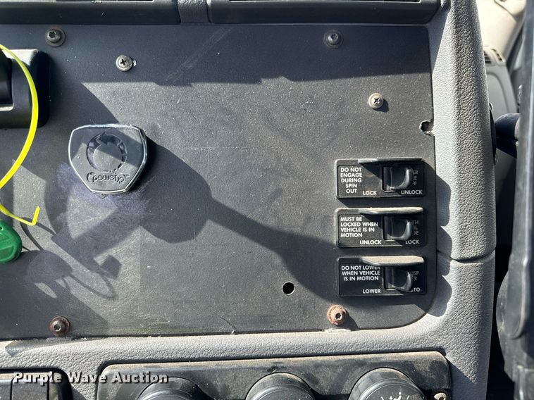 image for item OG9676 2009 Freightliner  Cascadia  semi truck