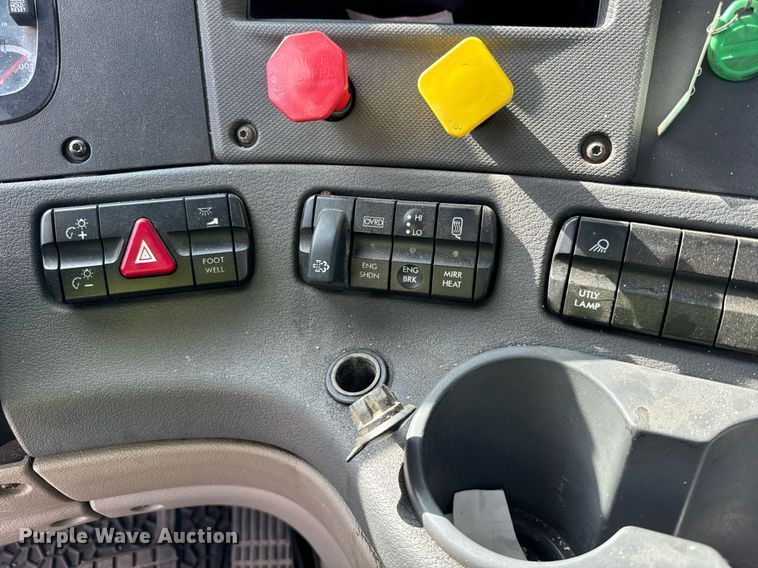 image for item OG9676 2009 Freightliner  Cascadia  semi truck