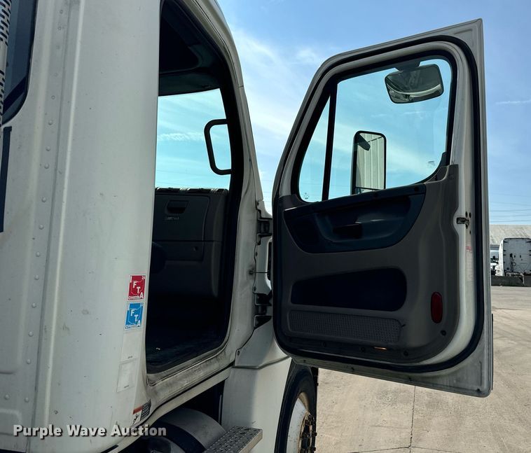 image for item OG9676 2009 Freightliner  Cascadia  semi truck