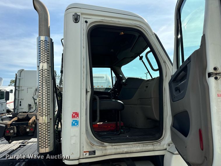 image for item OG9676 2009 Freightliner  Cascadia  semi truck