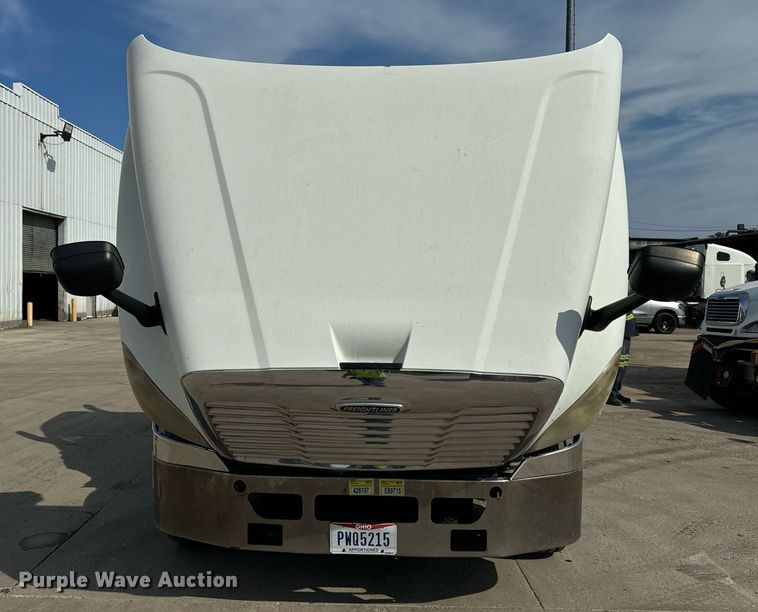 image for item OG9676 2009 Freightliner  Cascadia  semi truck