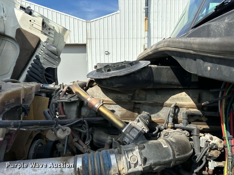 image for item OG9676 2009 Freightliner  Cascadia  semi truck