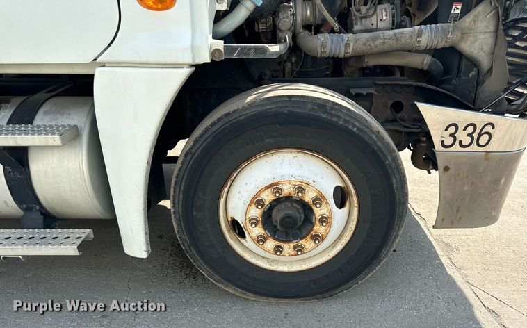 image for item OG9676 2009 Freightliner  Cascadia  semi truck