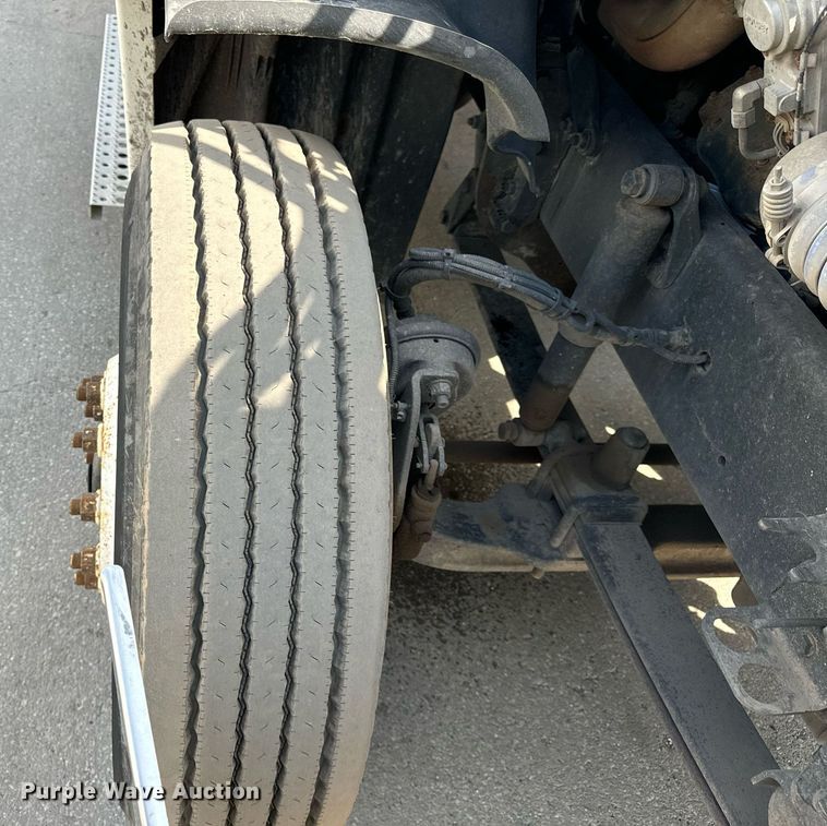 image for item OG9676 2009 Freightliner  Cascadia  semi truck