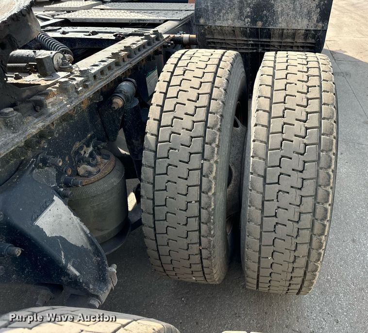 image for item OG9676 2009 Freightliner  Cascadia  semi truck