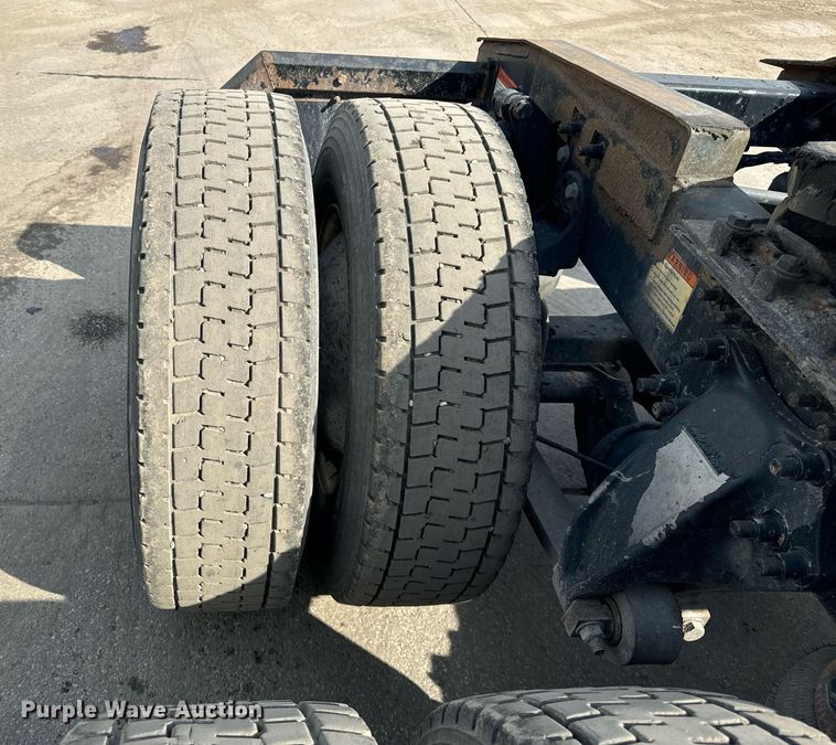 image for item OG9676 2009 Freightliner  Cascadia  semi truck