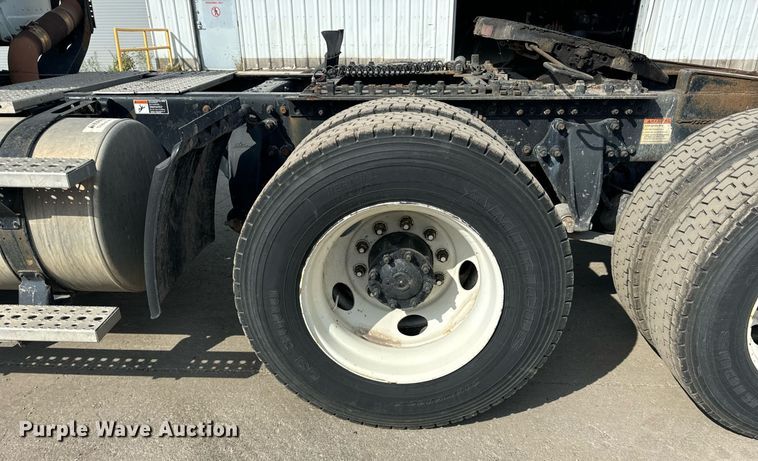 image for item OG9676 2009 Freightliner  Cascadia  semi truck