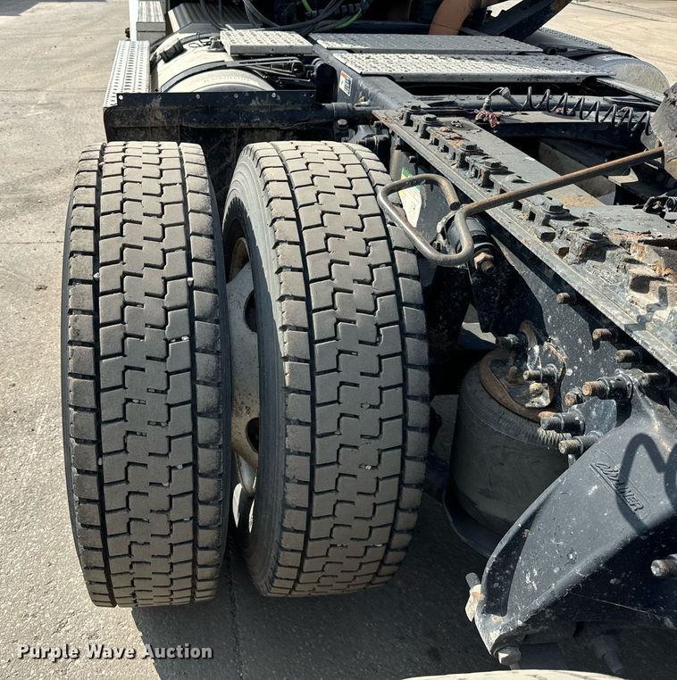 image for item OG9676 2009 Freightliner  Cascadia  semi truck