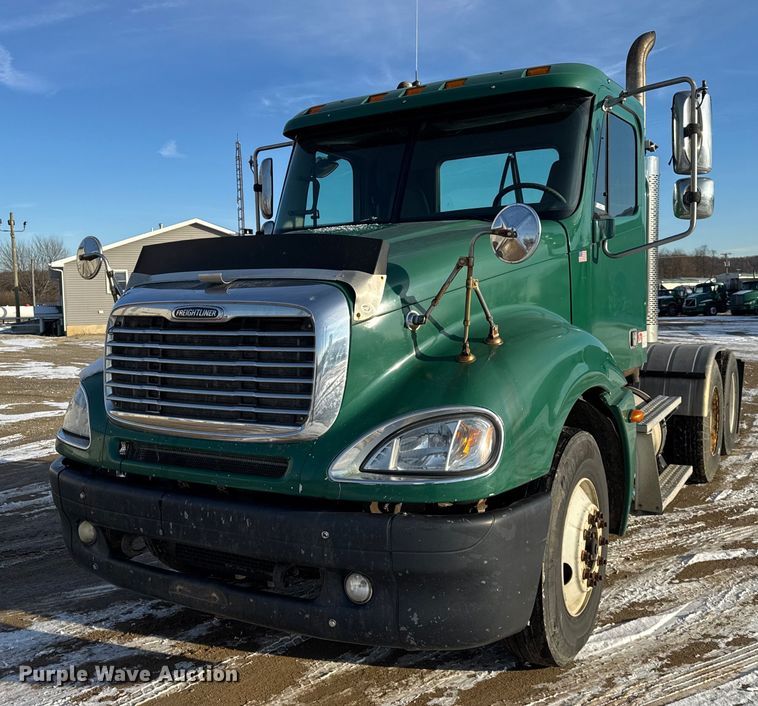 image for item OG9761 2004 Freightliner Columbia 120 semi truck