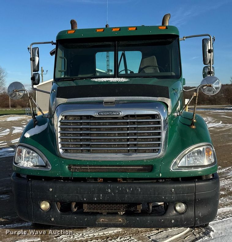 image for item OG9761 2004 Freightliner Columbia 120 semi truck