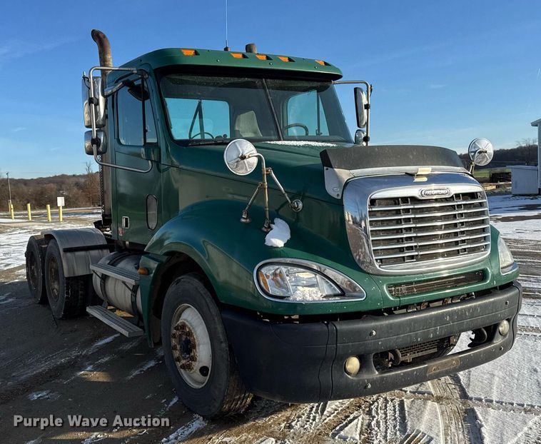 image for item OG9761 2004 Freightliner Columbia 120 semi truck