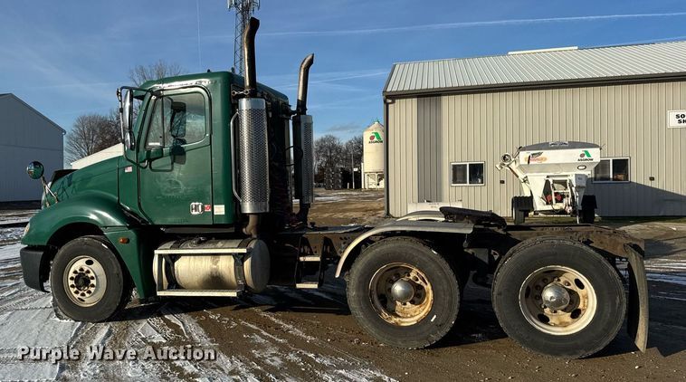 image for item OG9761 2004 Freightliner Columbia 120 semi truck