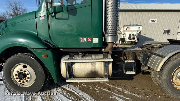 image for item OG9761 2004 Freightliner Columbia 120 semi truck