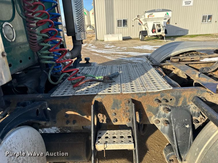 image for item OG9761 2004 Freightliner Columbia 120 semi truck