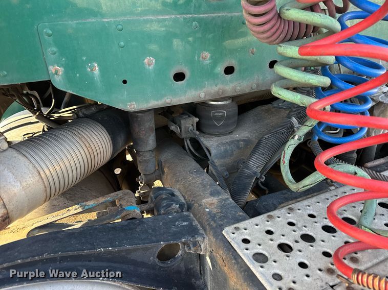 image for item OG9761 2004 Freightliner Columbia 120 semi truck