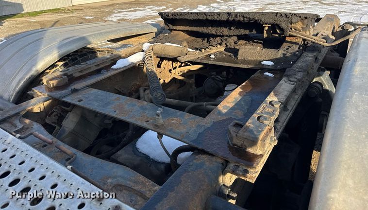 image for item OG9761 2004 Freightliner Columbia 120 semi truck