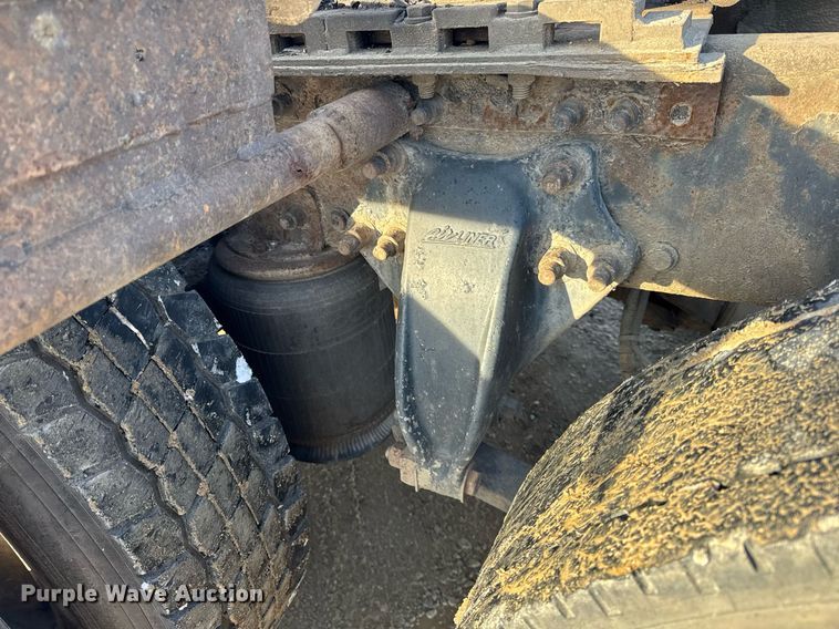 image for item OG9761 2004 Freightliner Columbia 120 semi truck