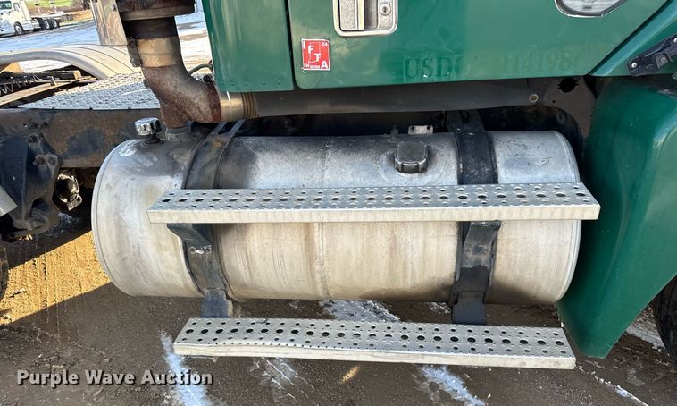 image for item OG9761 2004 Freightliner Columbia 120 semi truck