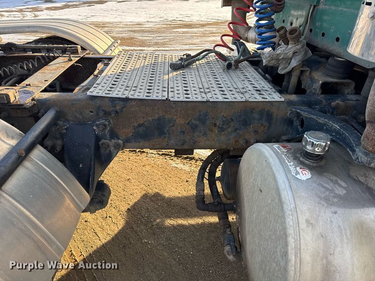 image for item OG9761 2004 Freightliner Columbia 120 semi truck