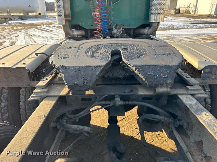 image for item OG9761 2004 Freightliner Columbia 120 semi truck