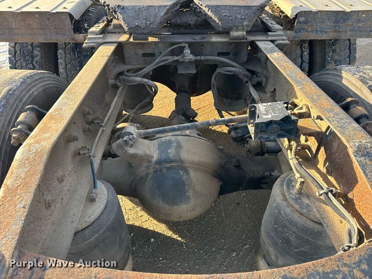 image for item OG9761 2004 Freightliner Columbia 120 semi truck