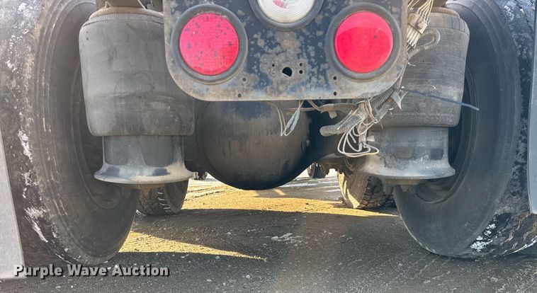 image for item OG9761 2004 Freightliner Columbia 120 semi truck