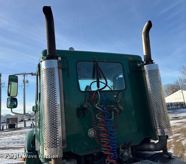 image for item OG9761 2004 Freightliner Columbia 120 semi truck