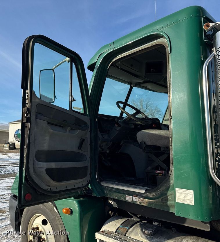 image for item OG9761 2004 Freightliner Columbia 120 semi truck