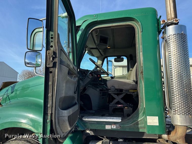 image for item OG9761 2004 Freightliner Columbia 120 semi truck