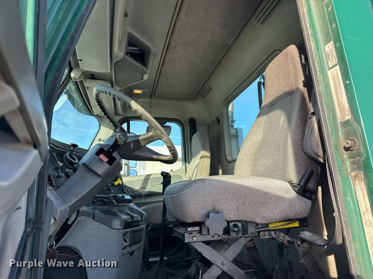 image for item OG9761 2004 Freightliner Columbia 120 semi truck