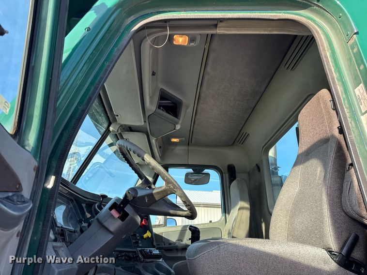 image for item OG9761 2004 Freightliner Columbia 120 semi truck