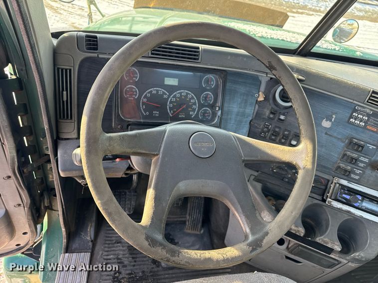 image for item OG9761 2004 Freightliner Columbia 120 semi truck