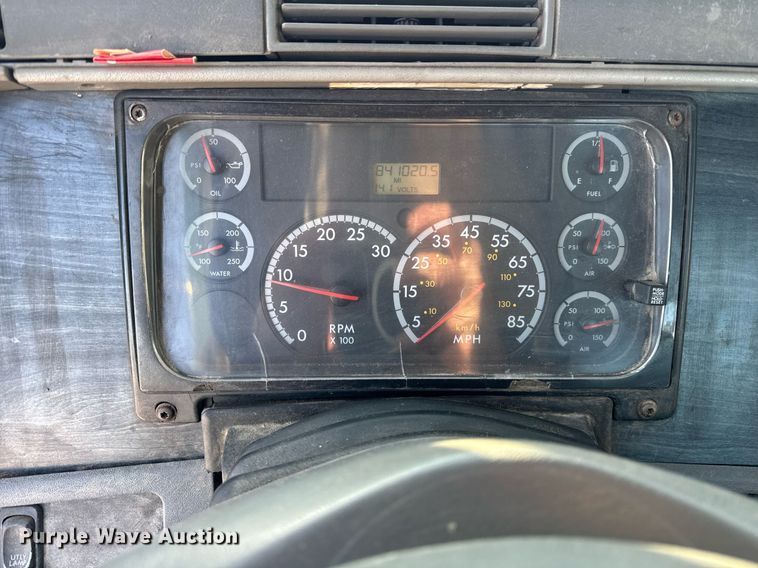 image for item OG9761 2004 Freightliner Columbia 120 semi truck