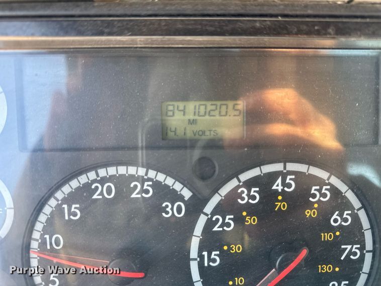 image for item OG9761 2004 Freightliner Columbia 120 semi truck