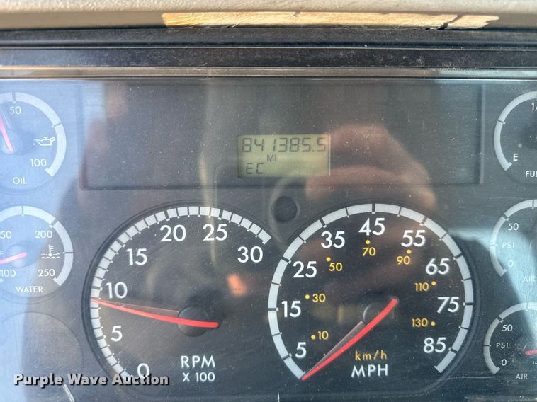 image for item OG9761 2004 Freightliner Columbia 120 semi truck