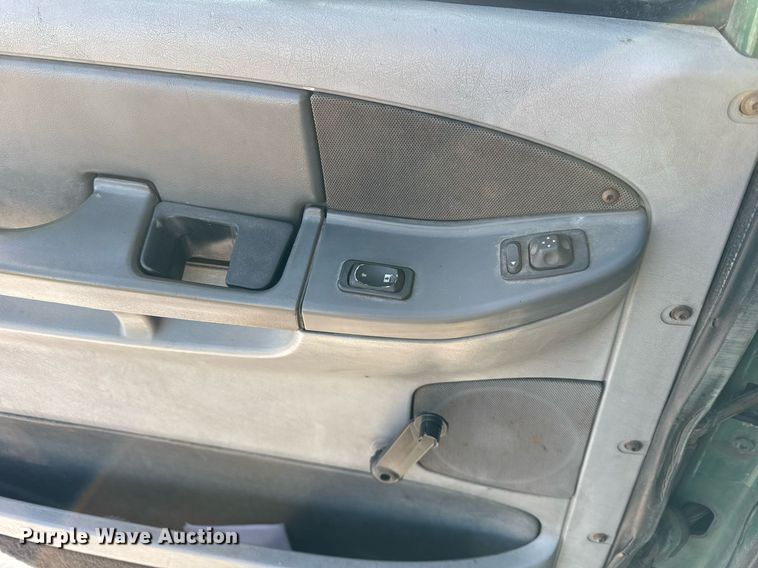 image for item OG9761 2004 Freightliner Columbia 120 semi truck