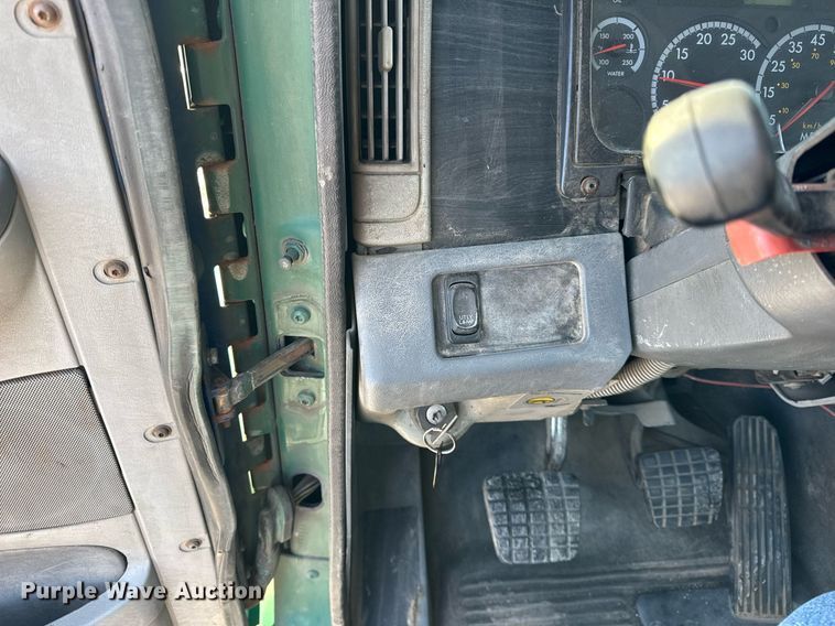 image for item OG9761 2004 Freightliner Columbia 120 semi truck