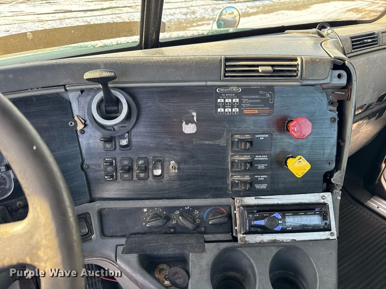 image for item OG9761 2004 Freightliner Columbia 120 semi truck